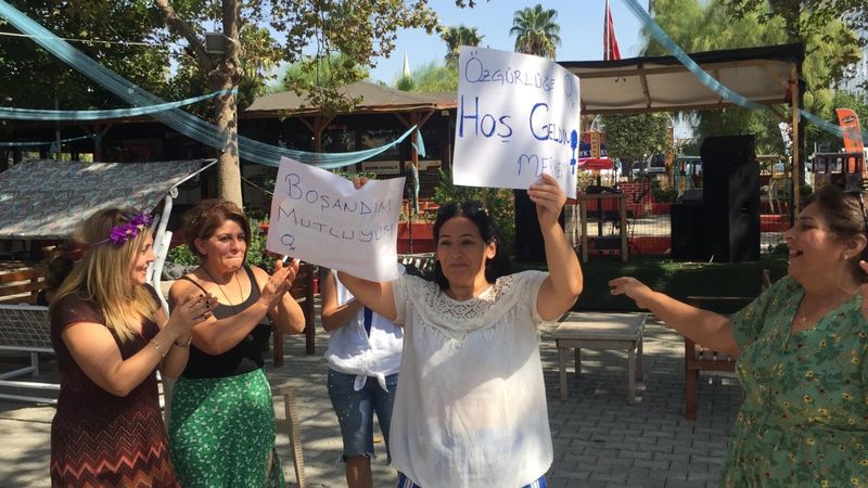 Adana’da kocasından boşandı, ‘Erik Dalı’ oynadı