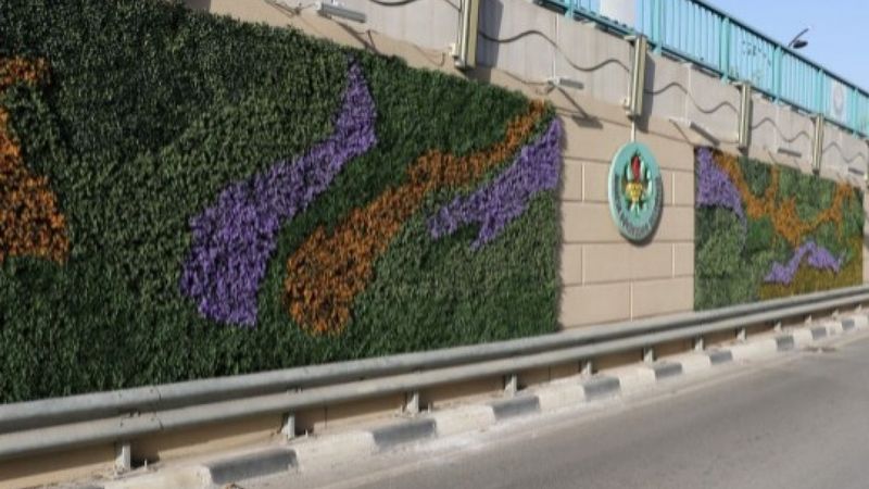 Manisa'da Devlet Bahçeli Kavşağı, dikey bahçe ile yeşilleniyor