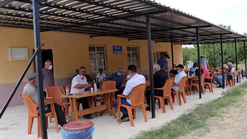 Elazığ'da anonsla çağrılan köylüler, taziye evinde koronavirüs aşısı oluyor
