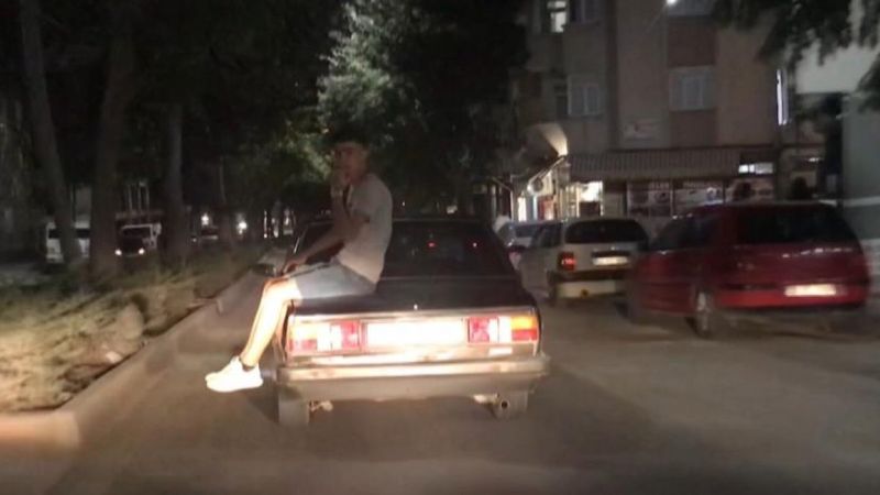 Elazığ'da otomobilin üzerinde tehlikeli yolculuk kamerada