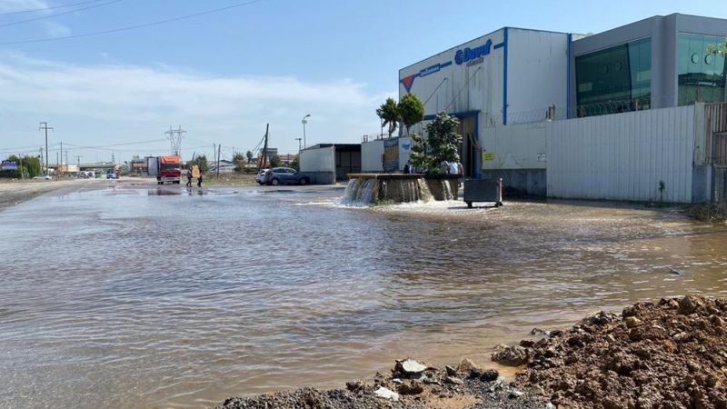 Sultanbeyli’de patlayan su borusu caddeyi göle çevirdi