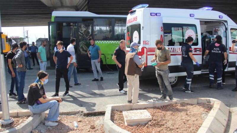 Kocaeli'de otobüsün kaza yapması sonucu yaralı yolcular kendini kaldırıma attı
