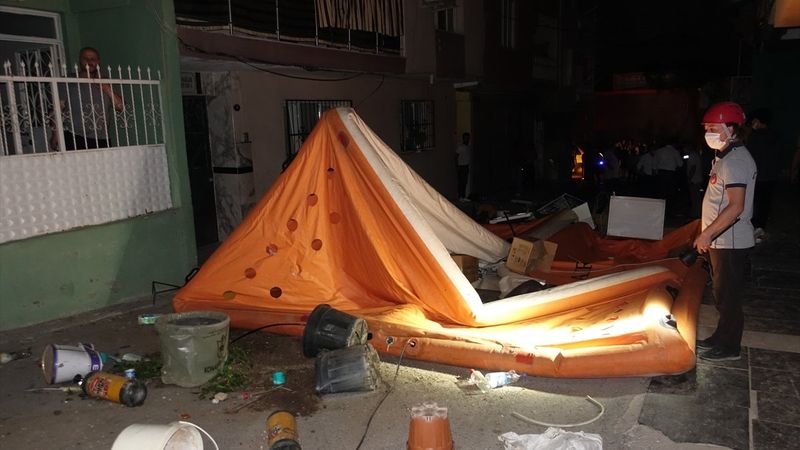 İzmir'de ev sahibi ile tartışan kiracı eşyalarını sokağa attı