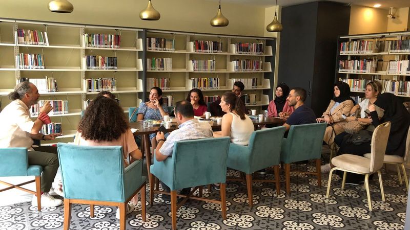 Kitap dostları İstiklal Kütüphanesi'nde yazar Tarık Tufan'la buluştu