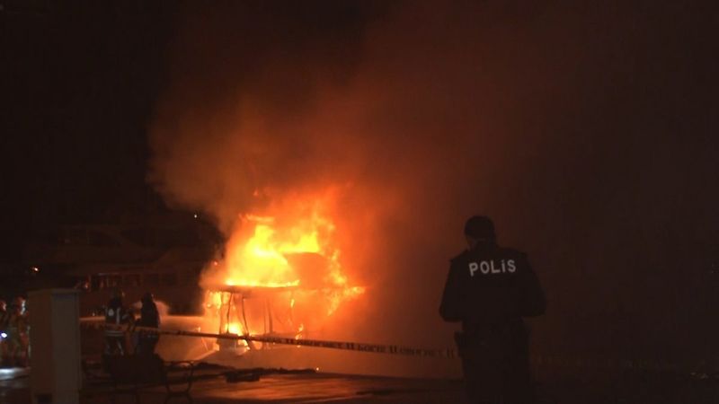 Bebek Koyu'nda yanan tekne battı