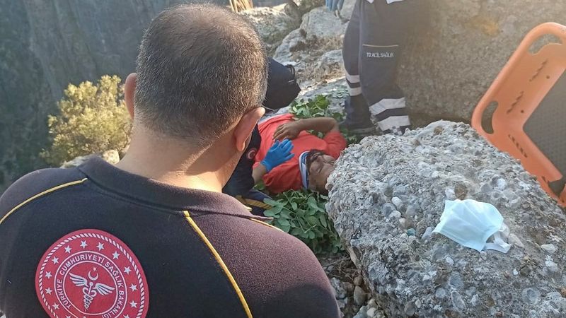 Antalya'da gelin ve damadın fotoğrafını çekerken 30 metreden düştü