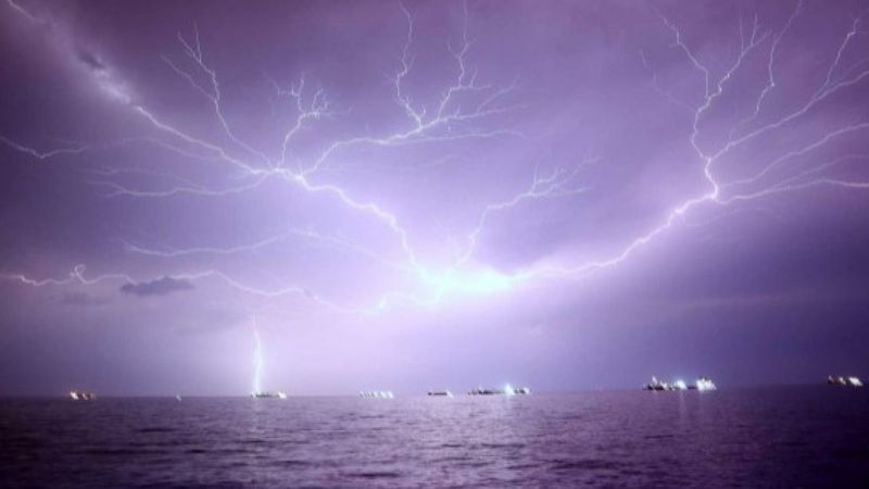 İskenderun’da şimşekler görsel şölen oluşturdu