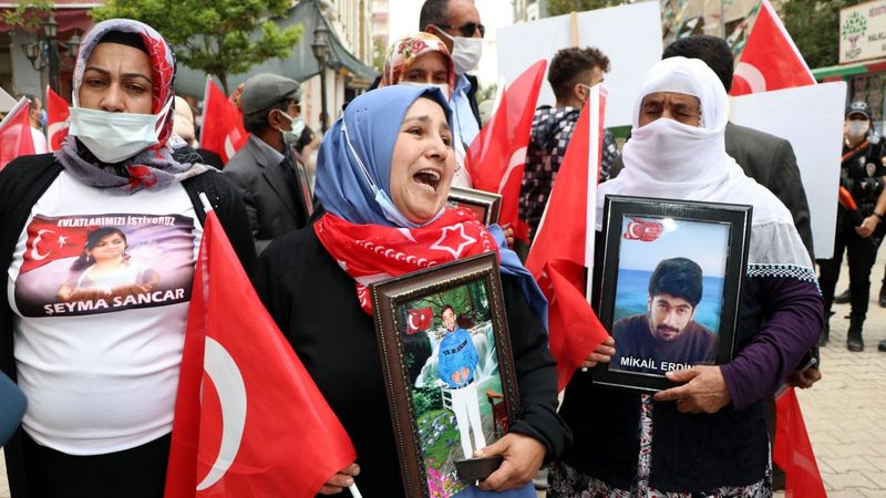 Van'da evlat nöbetindeki anne: Anneler kazanacak, HDP yerin dibine girecek