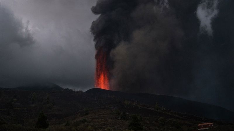La Palma Adası'nda uçuşlar durduruldu