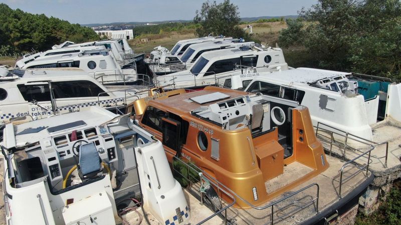 Yeni deniz taksileri suya inerken, eskileri kaderine terk edildi