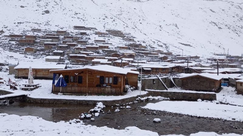 Doğu Karadeniz'de yaylalara kar yağdı