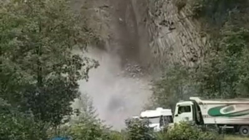 Rize'de yaşanan heyelanda araçlar son anda kurtuldu