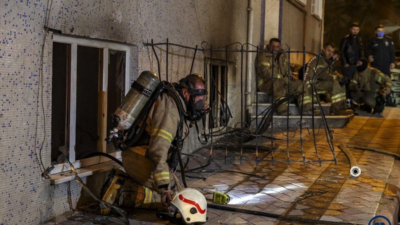 Sultangazi'de yangın: 11 kişi dumandan etkilendi