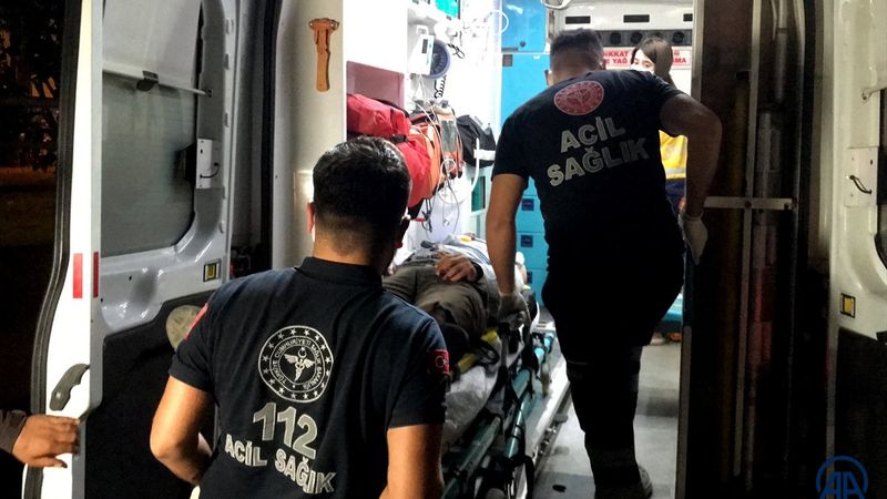 Adana'da otomobilin çarptığı baba yaralandı, oğlu öldü