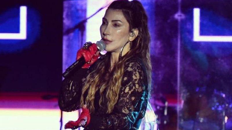 Hande Yener yine yaptı yapacağını! Kırmızı jartiyerli sahne kostümüyle nefes kesti