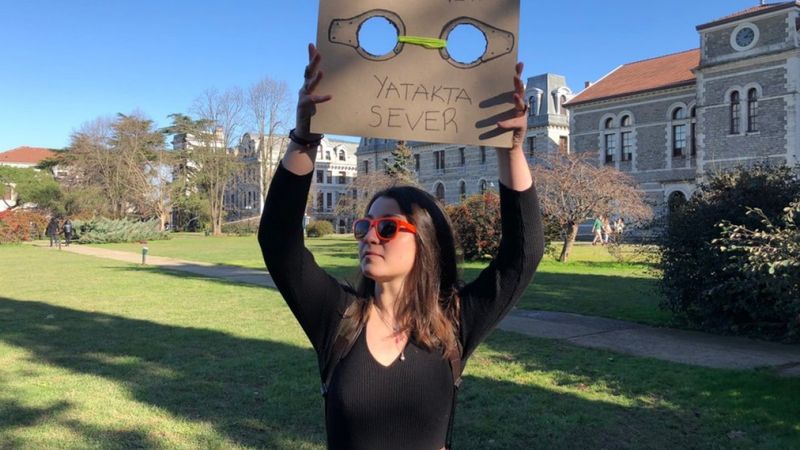 Boğaziçi Üniversitesi'nde kelepçe mesajlı protesto