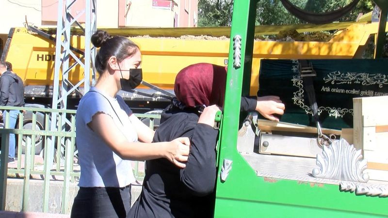 Kocaeli'de eşinin katlettiği kadın toprağa verildi