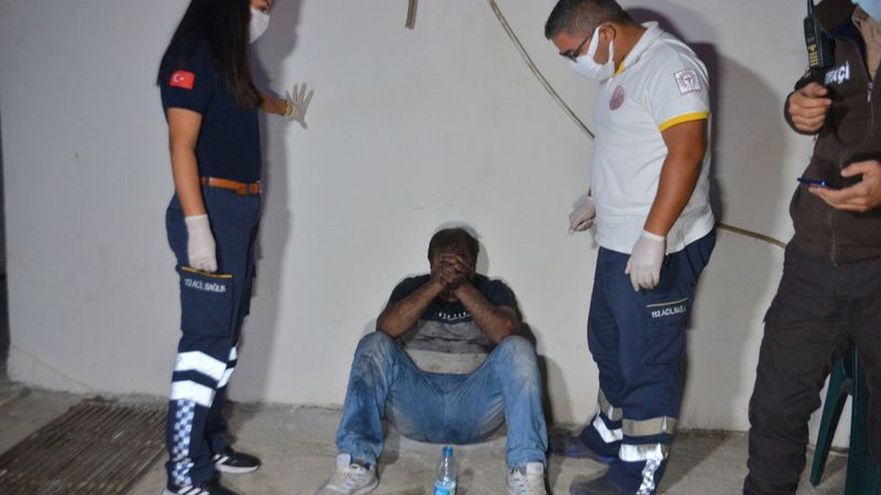 Adana'da yangında mahsur kalan şahsı bekçiler kurtardı