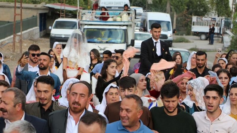 Şırnak'ta düğünlerde araç konvoyu yerine at geleneği devam ediyor