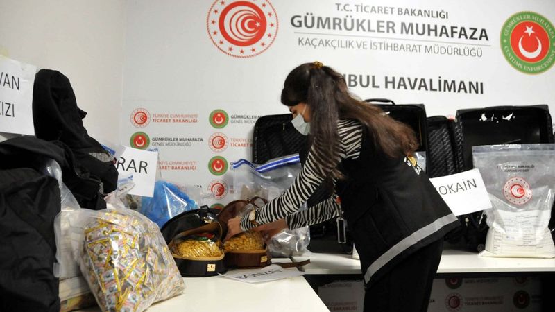 Uyuşturucuları çikolata ve çay kutularına gizlediler