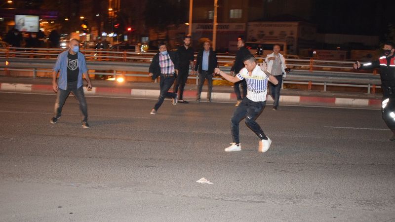 Malatya'da ifade vermeye götürülürken kaçan kişi biber gazı ile durduruldu