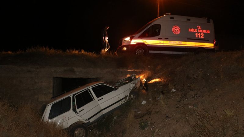 Sivas'ta yoldan çıkan araç menfeze uçtu: 3 yaralı