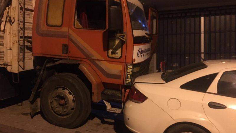 İstanbul'da 8 aracın hasar görmesine neden olan şoförü tüple dövmeye çalıştılar
