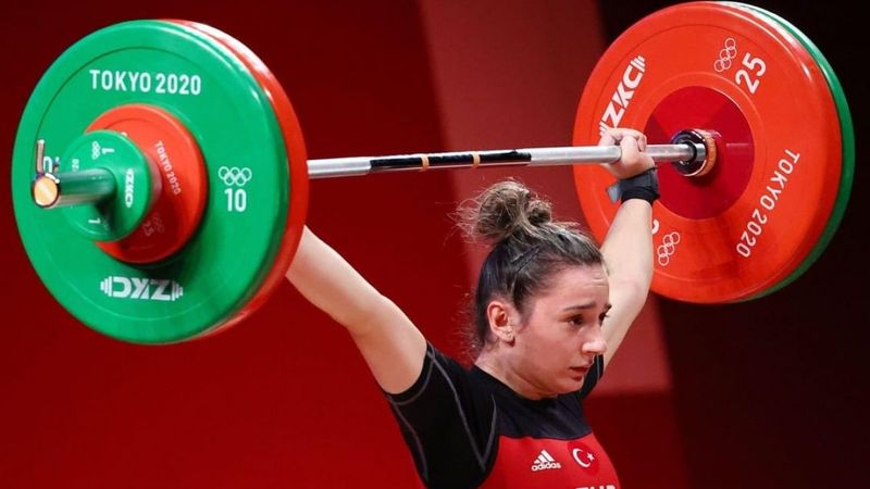 Genç halterci Nuray Levent 3 altınla Avrupa Şampiyonu