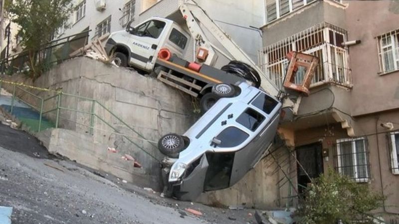 Eyüpsultan'da elektrik bakım aracı, yokuştan aşağı kayınca bir başka aracı düşürdü