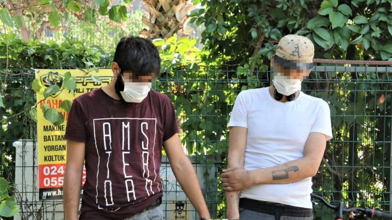 Antalya'da kafede oturan kadının çantasını çalan hırsızlar yakalandı