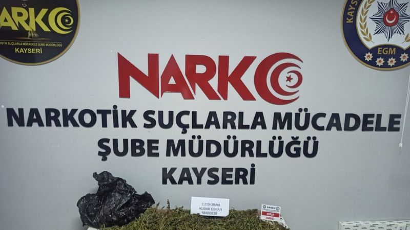 Kayseri'de bir kişinin üstünden 2 kilo 250 gram kubar çıktı