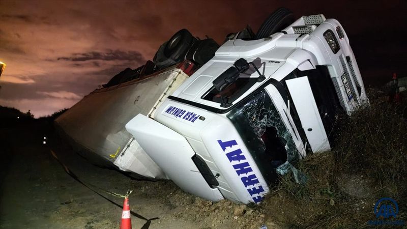 Bursa'da devrilen tırın sürücüsü yaralandı