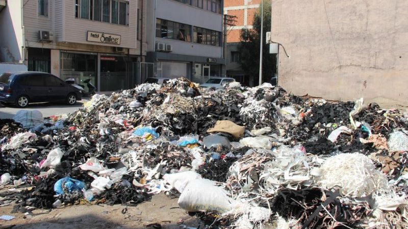 İzmir araziye yığılan çöplerle yeniden gündeme geldi