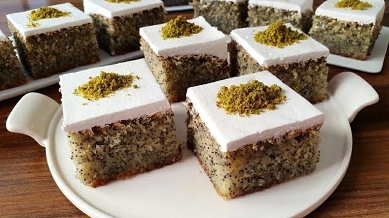 Şerbetli tatlıların en sevileni: Mavi haşhaşlı revani tarifi