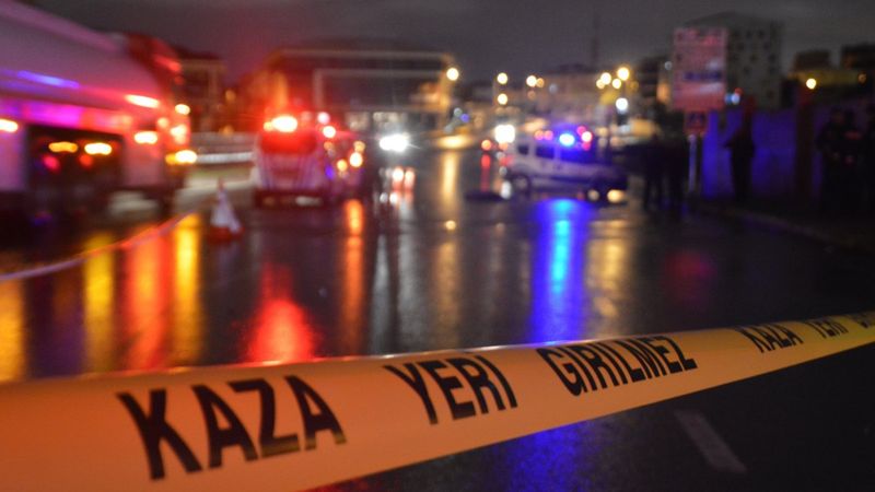 İstanbul'da karşıdan karşıya geçenlere otomobil vurdu: 3 ölü