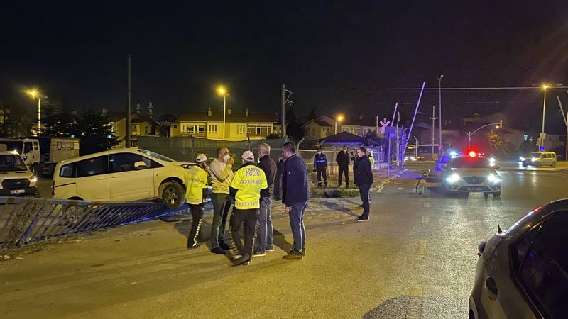 Sakarya'da alkollü iki kişi kamyonet çalarak, etrafa dehşet saçtı