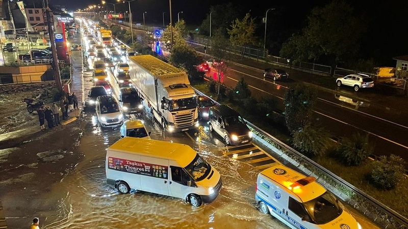Trabzon'da sağanak yağış ulaşımı olumsuz etkiledi