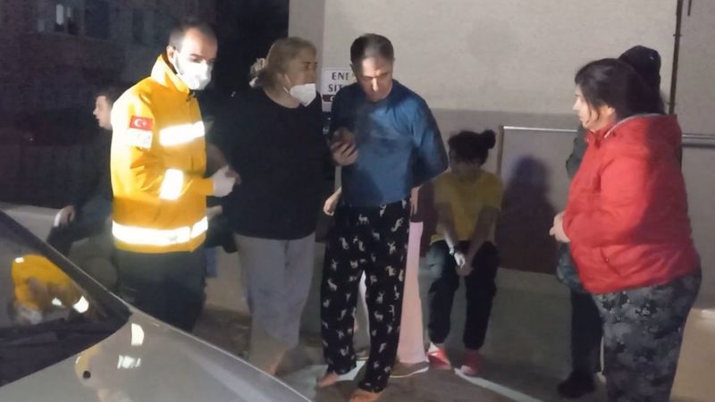 Edirne'de oturdukları bina yanmaya başlayınca camdan atladılar