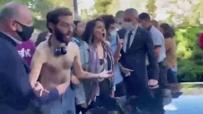 Boğaziçi'nde öğrenciler rektör Naci İnci'nin aracının üstüne çıktı