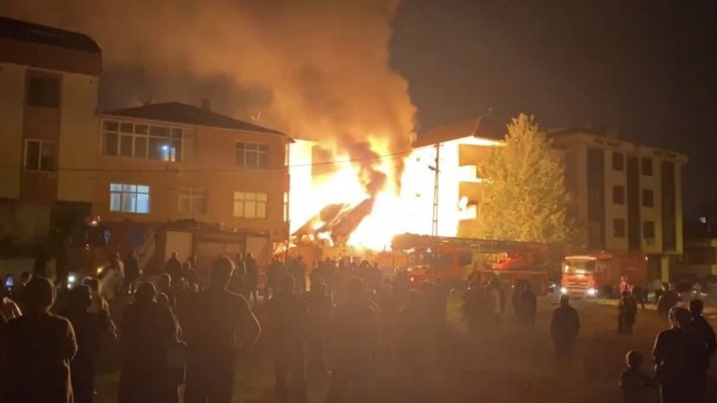 İstanbul'da kimyasal maddelerin bulunduğu iş yerinde yangın çıktı