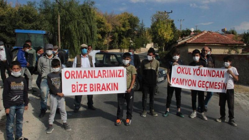 Afyonkarahisar’da tırlara öfkelenen köylüler yolu kapattı