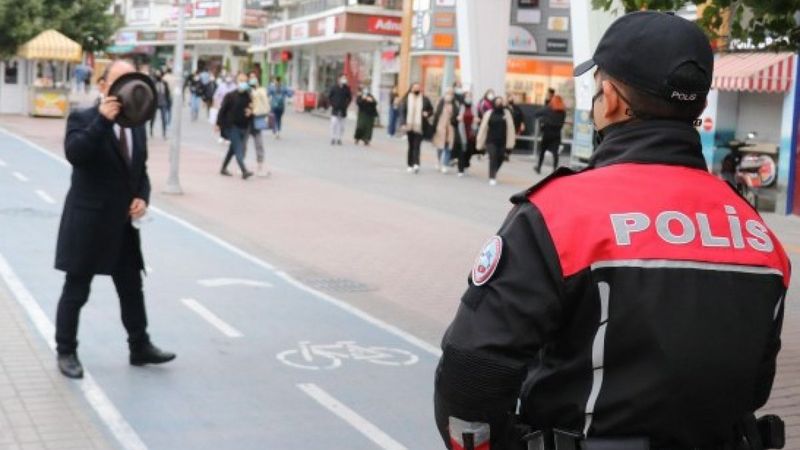 Bolu'da bir kişi, polislere maskesiz yakalanınca yüzünü şapkayla kapattı