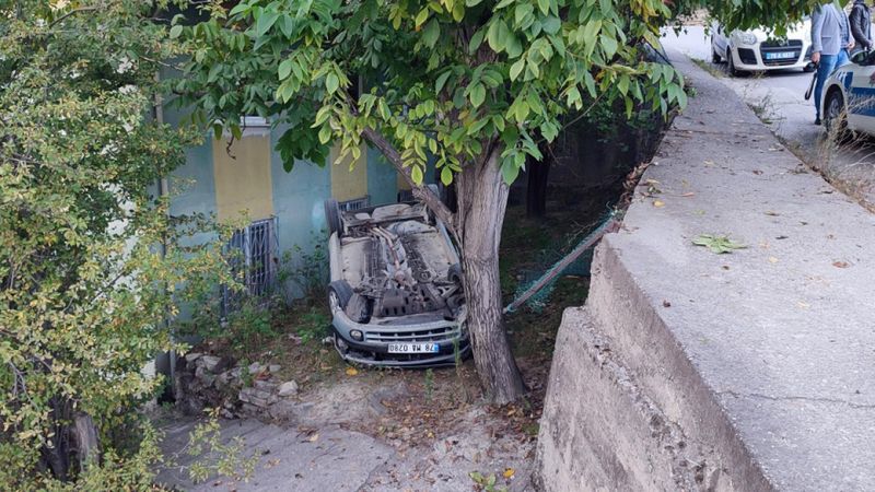Karabük’te otomobil 3 metreden bahçeye düştü