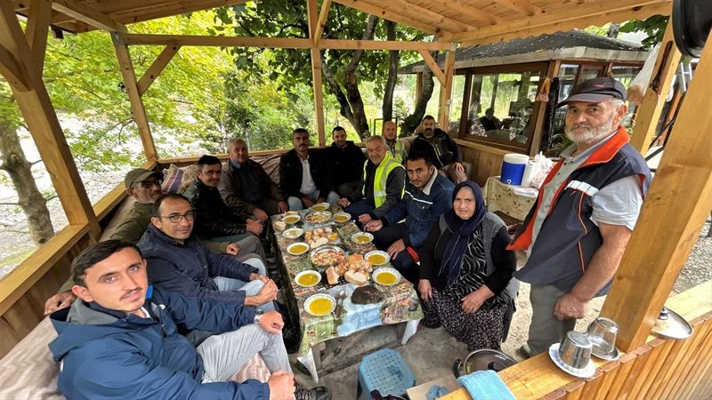 Kastamonu'da selzede, işçilere gönüllü olarak yemek yapıyor