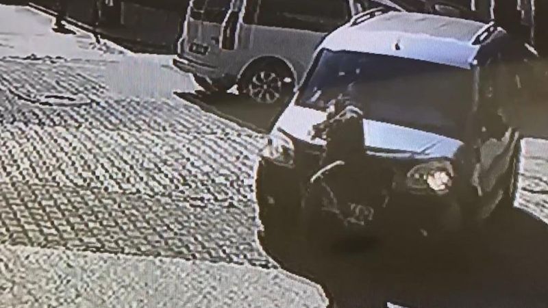 Sakarya’da hafif ticari aracın kadına çarpma anı