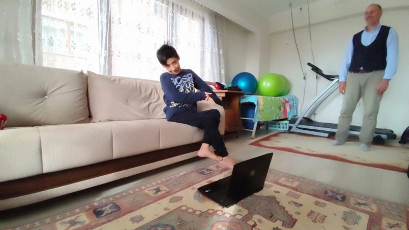 Karabük'te ayaklarıyla bilgisayar kullanan genç, uzayda yaşamak istiyor