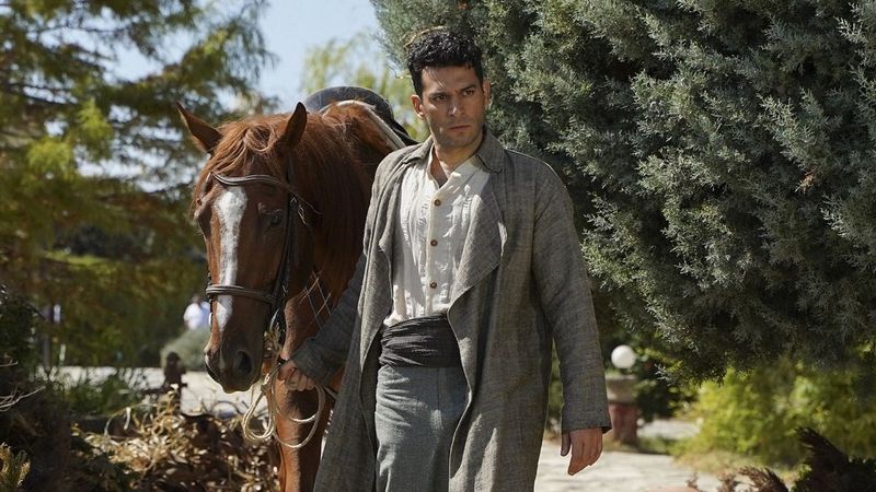 Aziz dizisinin erkekleri yeni imajları ile göz dolduruyor! İşte o çok konuşulacak kare