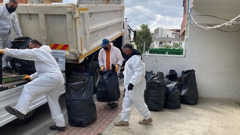 Kocaeli'de vatandaşlar çöp evi temizletti