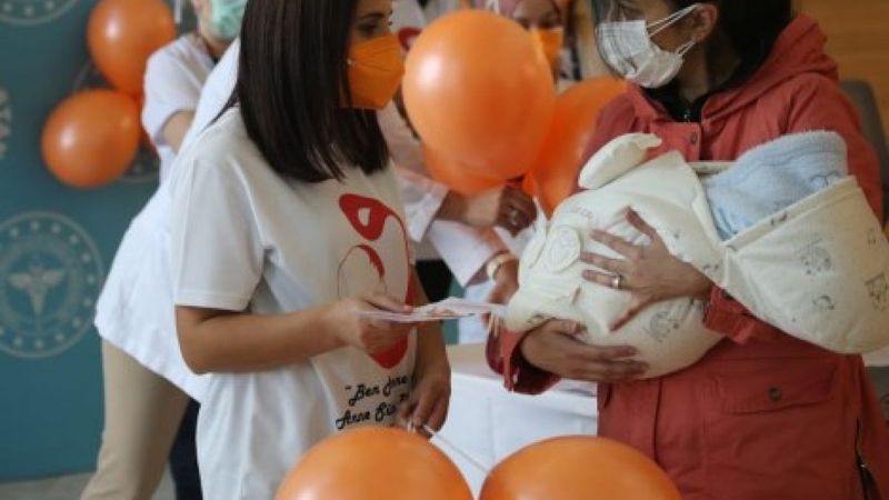 Kovid-19 testi pozitif çıkan anne, bebeğini emzirmeye devam edebilir