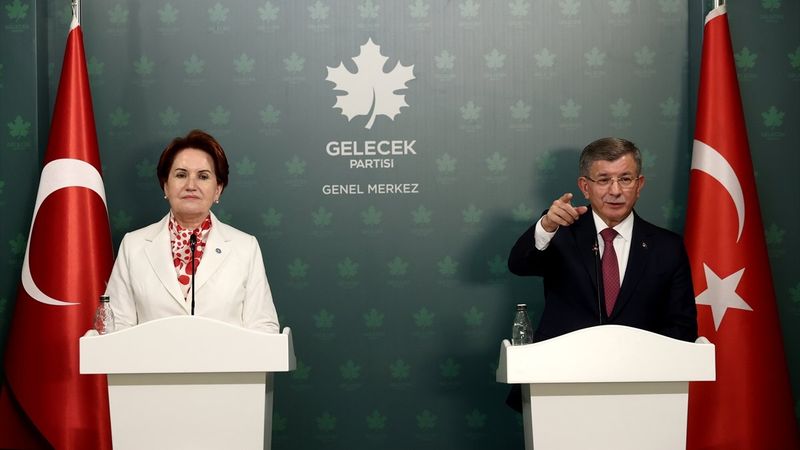 Meral Akşener'den Ahmet Davutoğlu'na ziyaret